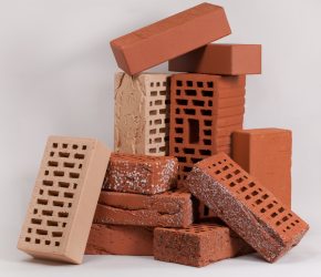 По составу и способу производства кирпич делится на три большие группы — керамический, силикатный и бетонный.
